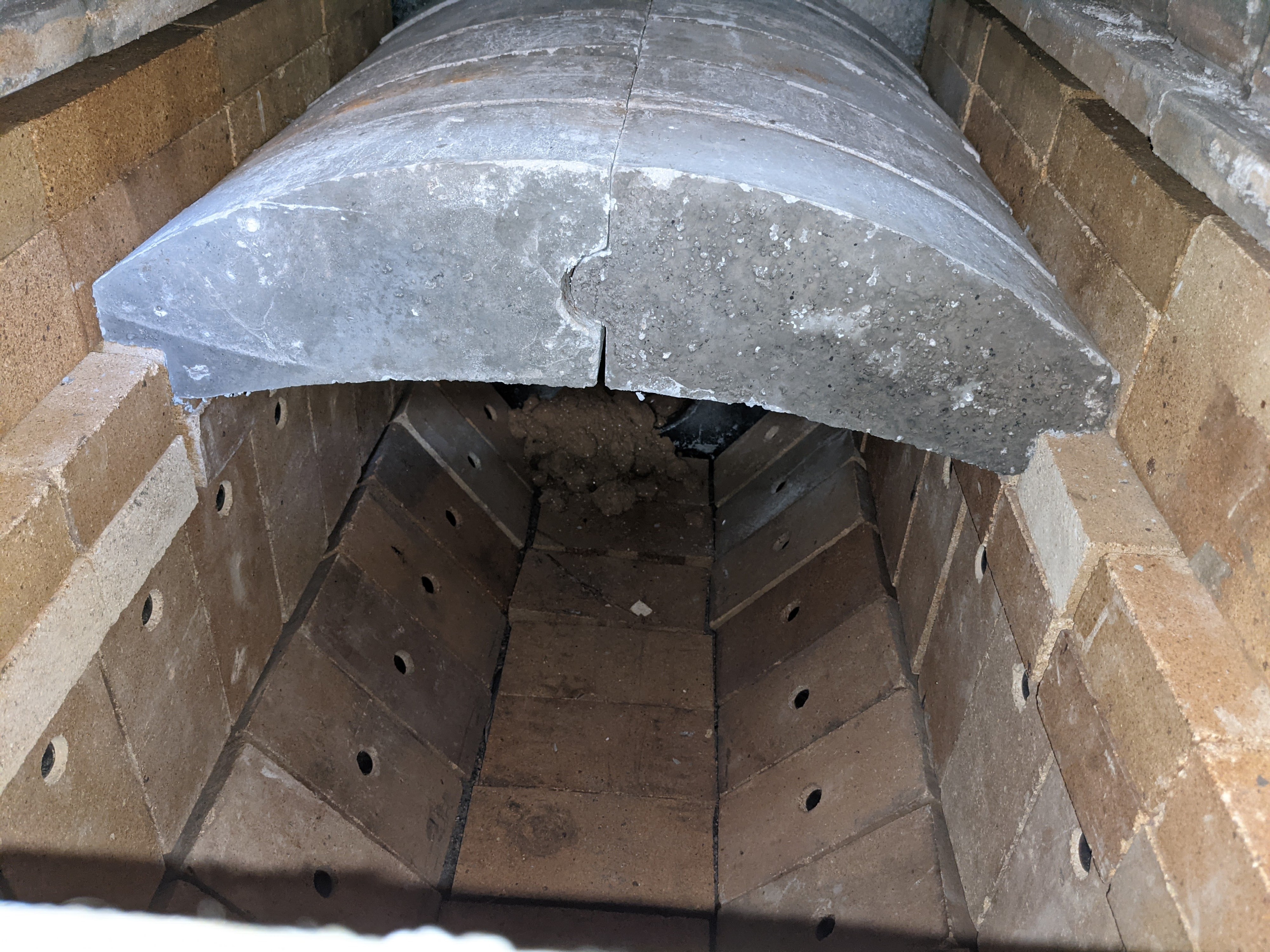 WA 150 combustion chamber. Fixed grate with arch bricks to enlongate the flame path.
