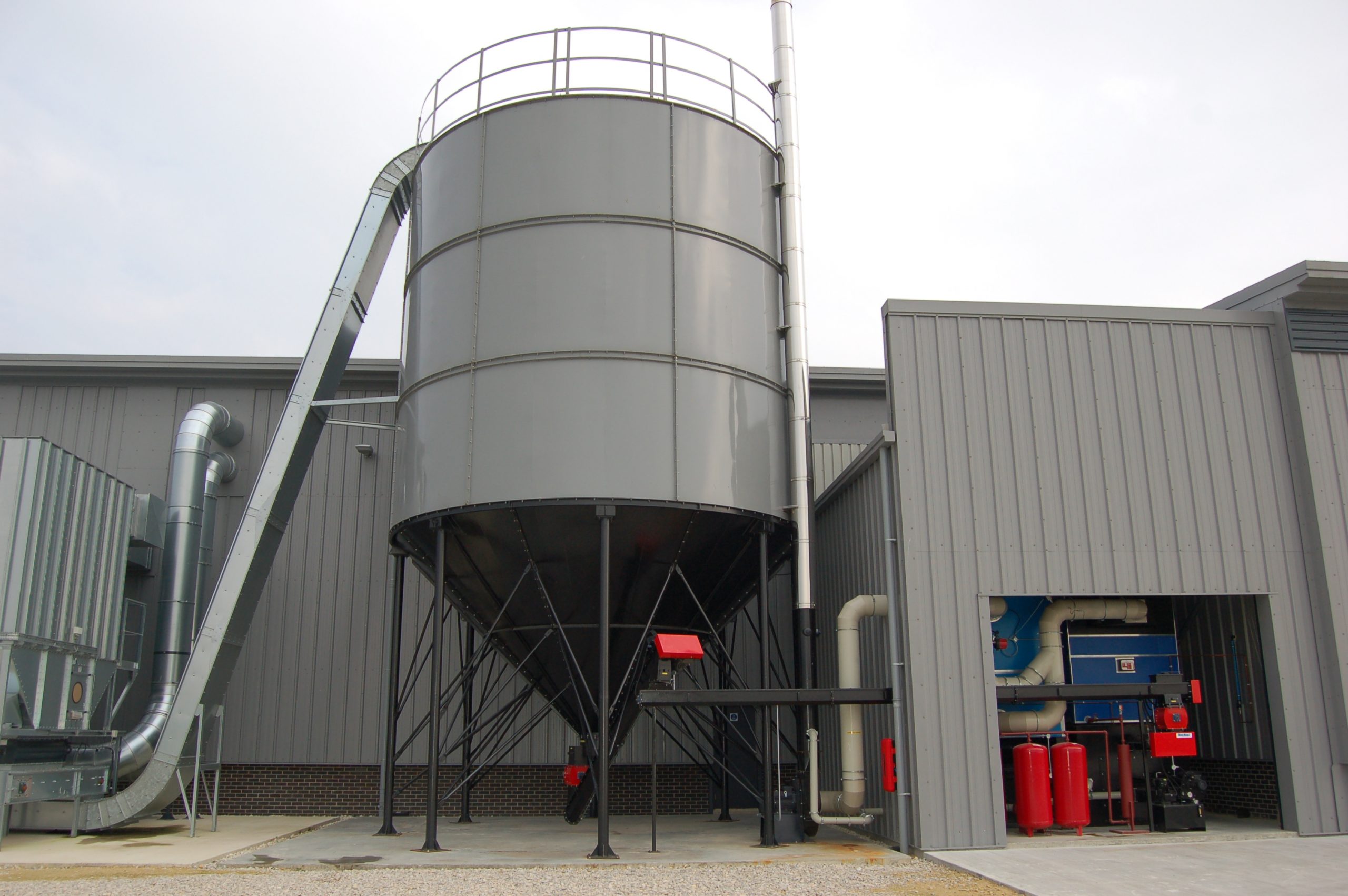 Site photograph of a custom Ranheat M17 boiler house and large bespoke 6.8m-diameter 3-ring silo at Elite Office Furniture