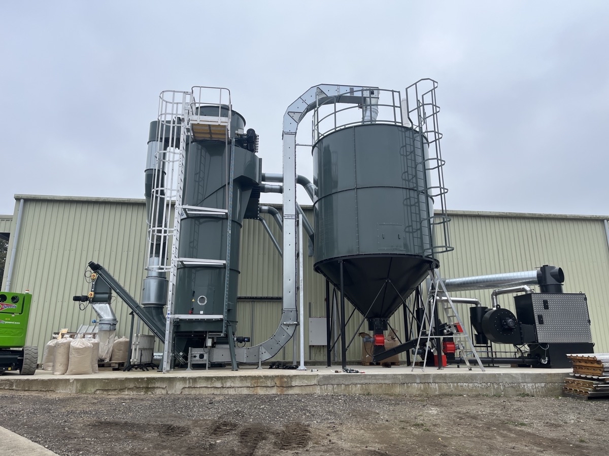 Site photograph of a Ranheat WA 150 warm air heater with a C50 (4m 2-ring) single-discharge conical silo fed by a vertical drag conveyor
